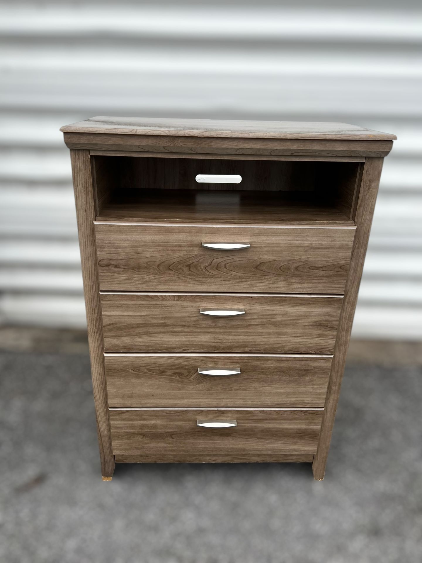 Rustic Grey Washed 4 Drawer Tall Bedroom Storage Chest Dresser! Drawers slide great! Light cosmetic wear. Delivery Available! 32x16x46in