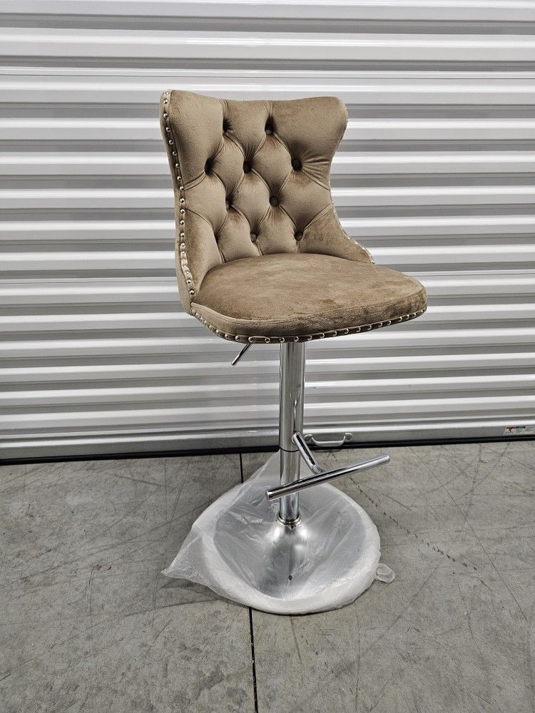 Velvet Swivel Chair 