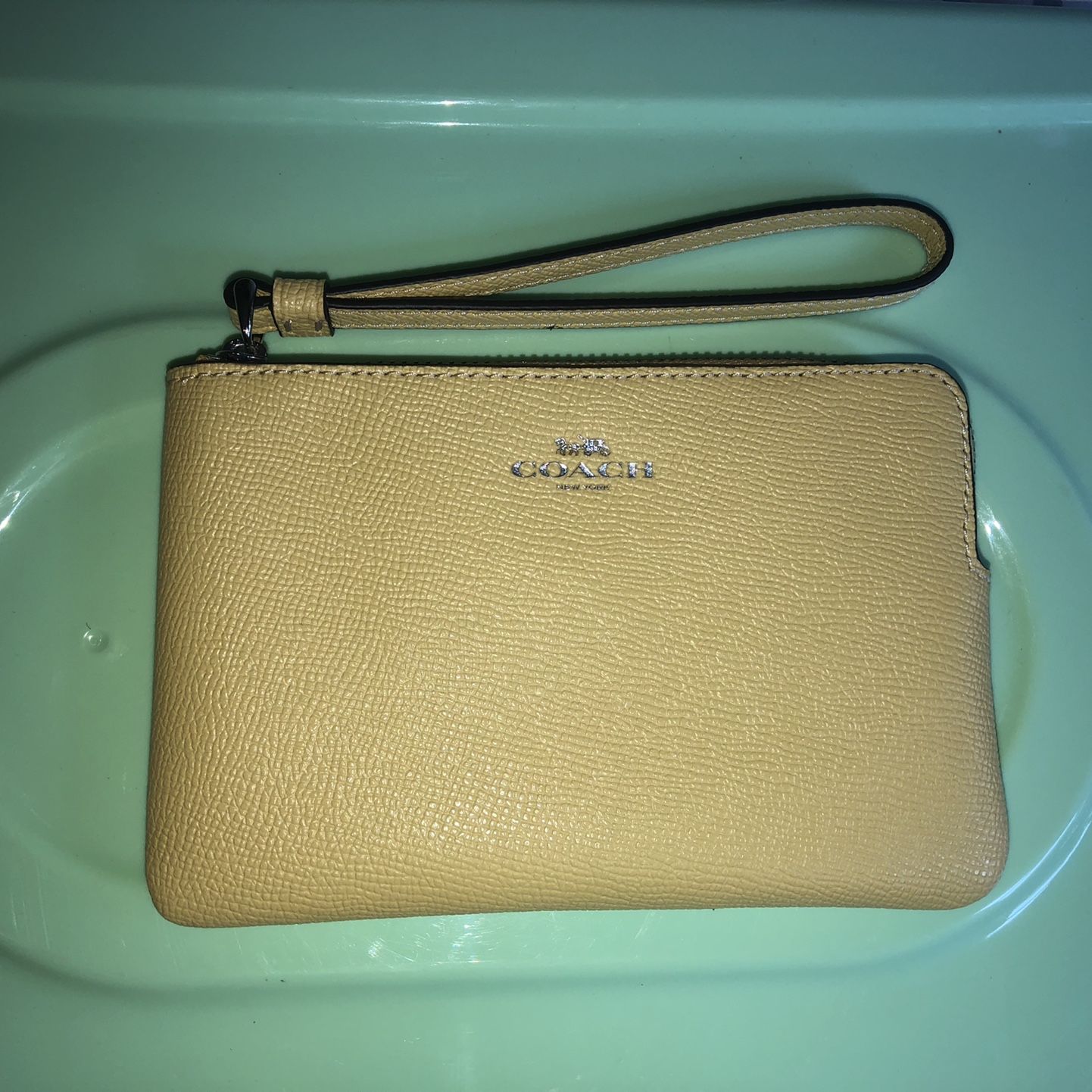 Wristlet Coach Color Amarilla