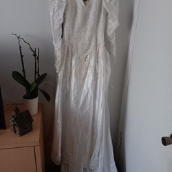Unused Wedding Dress, Color Cream,size 14. 