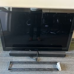 50 In Flat Screen TV w/Speaker & Wall Mount