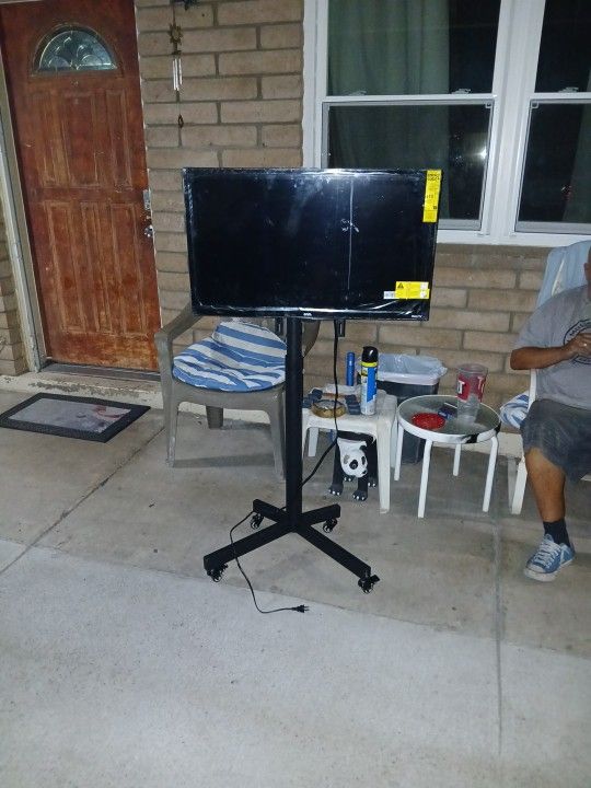 Onn ROKU 32' TVwith Self Standing TV Stand