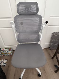 Ergonomic office computer chair - white