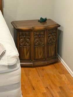 Pair of wood nightstand