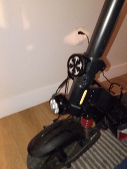 Electric Scooter with Front Light and Suspension