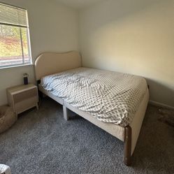 FULL SIZE UPHOLSTERED BED 