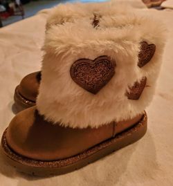Toddler fuzzy top boots. 5 toddler