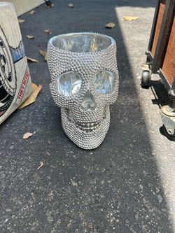 Skull vase decor