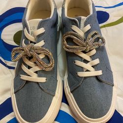 Girls size 3 BCBG blue denim shoes new without box