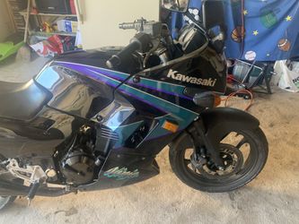 Tengo esta moto Kawasaki Ninja año 94. Maquina 250ss lo único que tiene la batería no sirve y una lus de enfrente