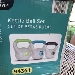 BRAND NEW KETTLEBELL SET OF 3 WEIGHTS