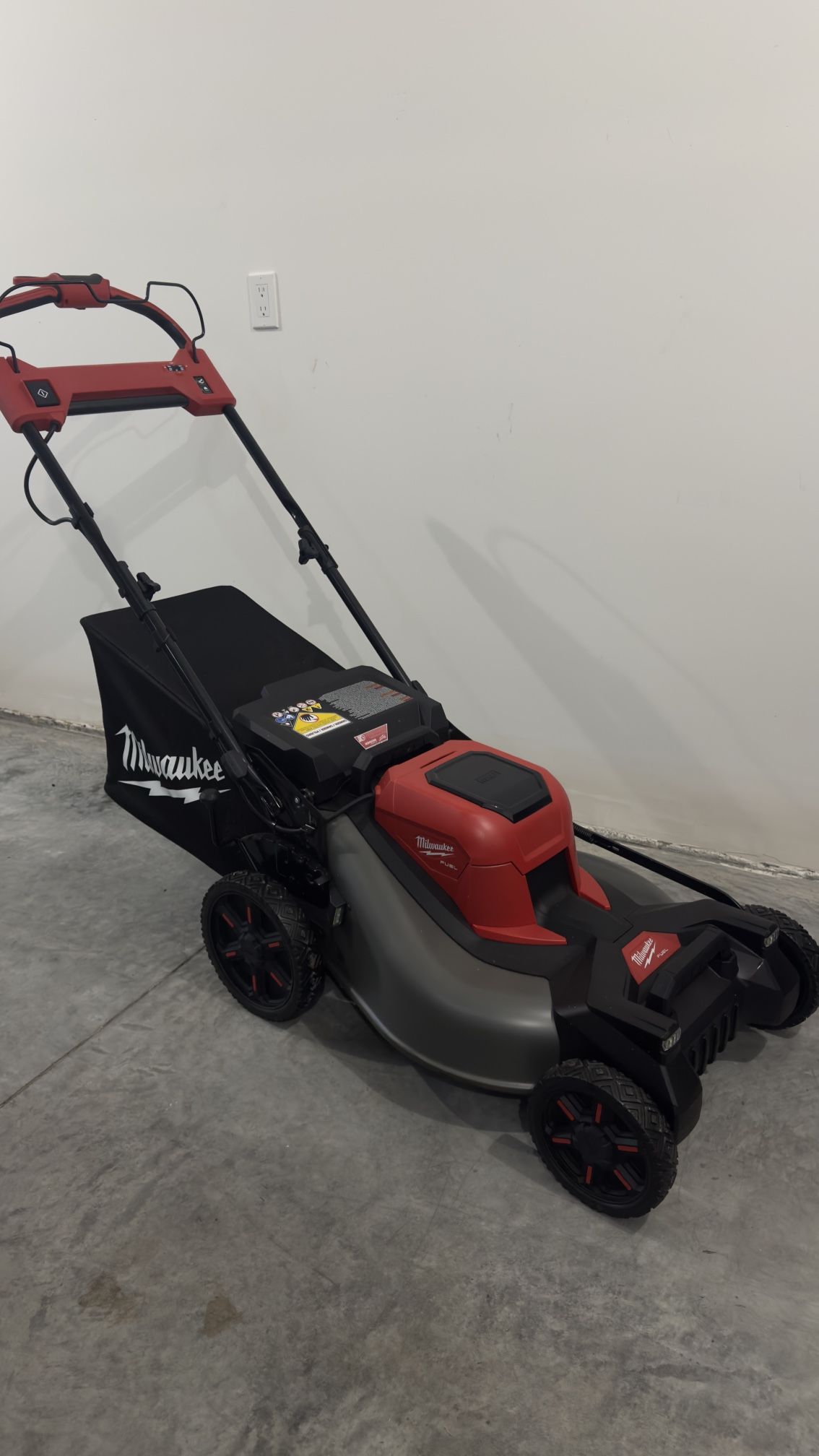 Milwaukee M18 FUEL Self-Propelled Lawn Mower Kit 