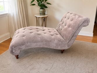 Beautiful Blush-Mauve Tufted Chaise