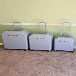 that common Load Smoothly with Expandable Three-Piece Luggage Sets!