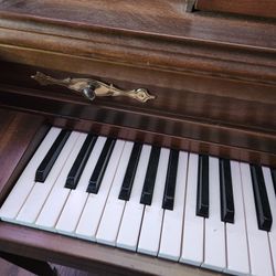 Conn Upright Piano – Great for Lessons – Includes Bench