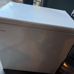 Hotpoint 7.1 cu. ft. Chest Freezer (Model HHM7SRCWW)