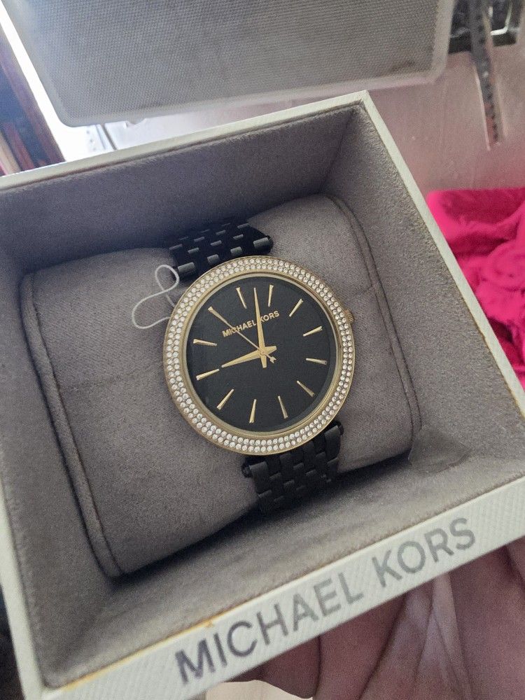 Michel Kors Watch Woman With Box And Extrra Link Has Mi Ir Wear On Thr Bottom Of The Bracelet