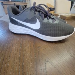 Nike Revolution 6 