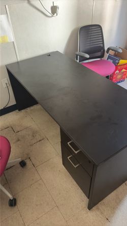 Brand new barely use computer desk