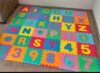 Tapete. Alphabet Puzzles for Kids