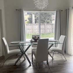 Mesa comedor sillas blancas