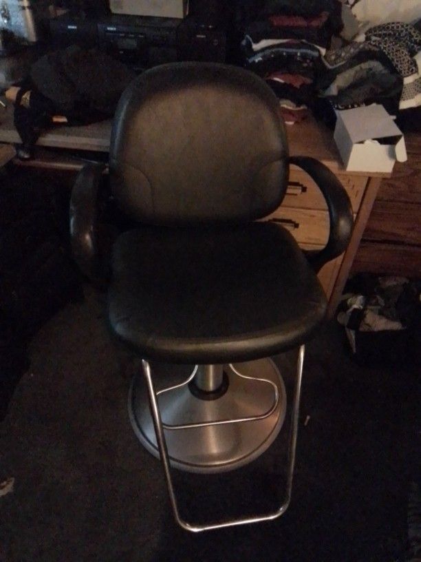 Barber/tattoo Chair  Brand New Has Foot Peddle To Lift Up And Down Very Comfortable