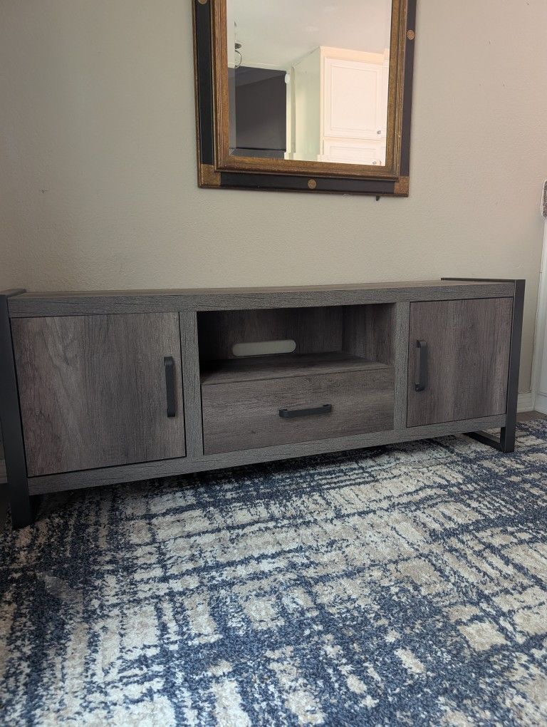Entertainment Center/TV Stand