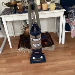 Shark vacuum cleaner, very good condition works perfect never lose section