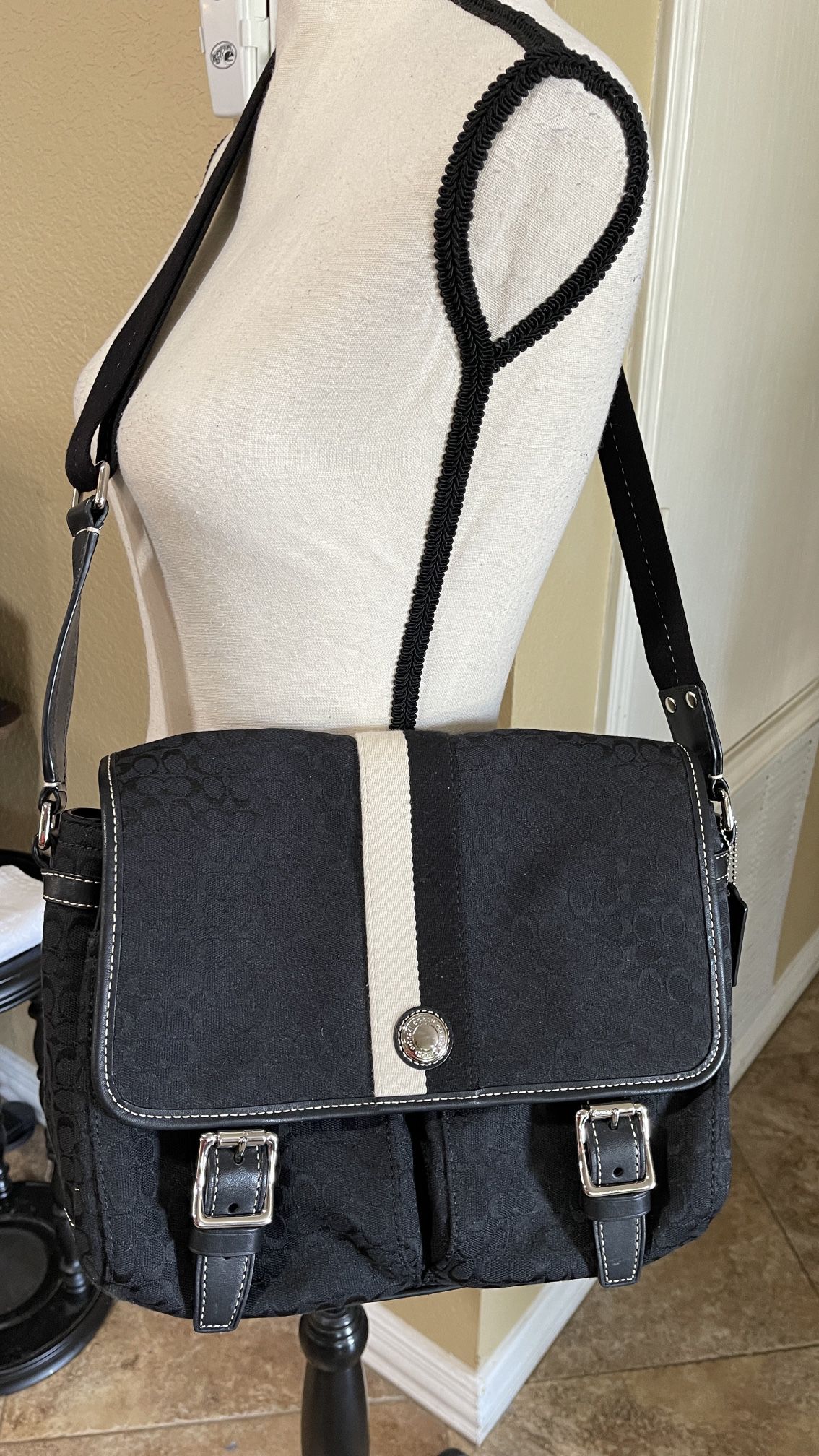 Coach Signature Black Voyager Messenger Shoulder Bag/purse 