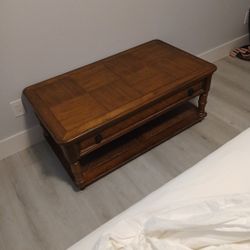 BROYHILL COFFEE TABLE EXCELLENT CONDITION WITH LOWER SHELF AND ORIGINAL HARDWARE PULL OUT DRAW