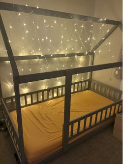 Twin house bed + Twin mattress