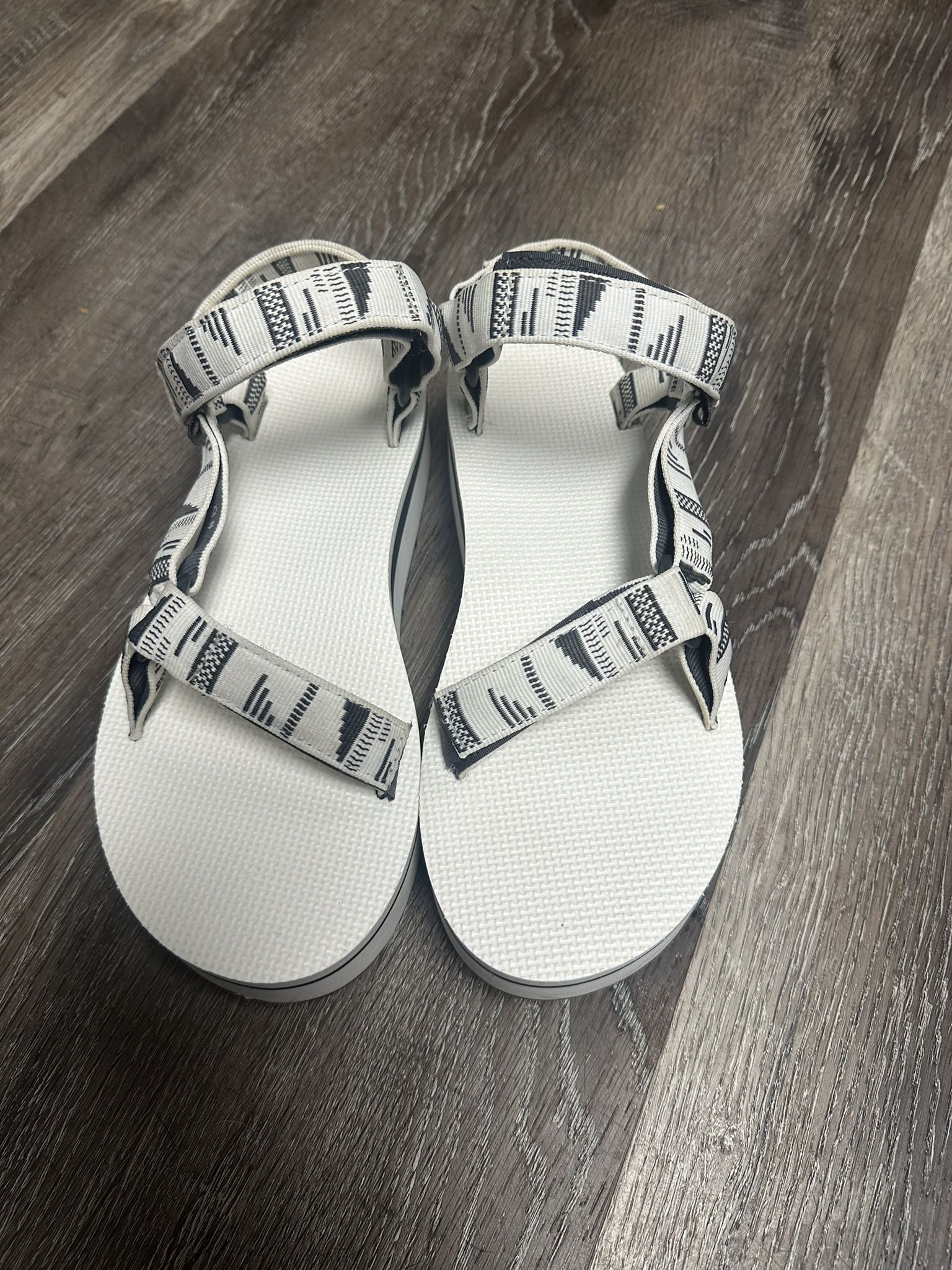 Tevas size 9