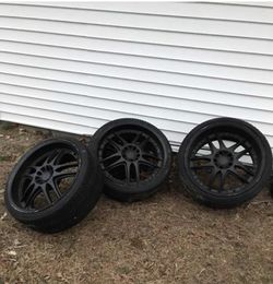 stagger wheels front 20x9 1/2 and rear are 20x 10 1/2 they have curve rach and they goin to need tires they 5x114.3 but will fit other cars nissan