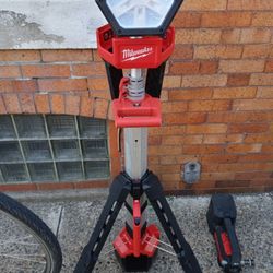 Milwaukee Rocket Dual Power Tower Light