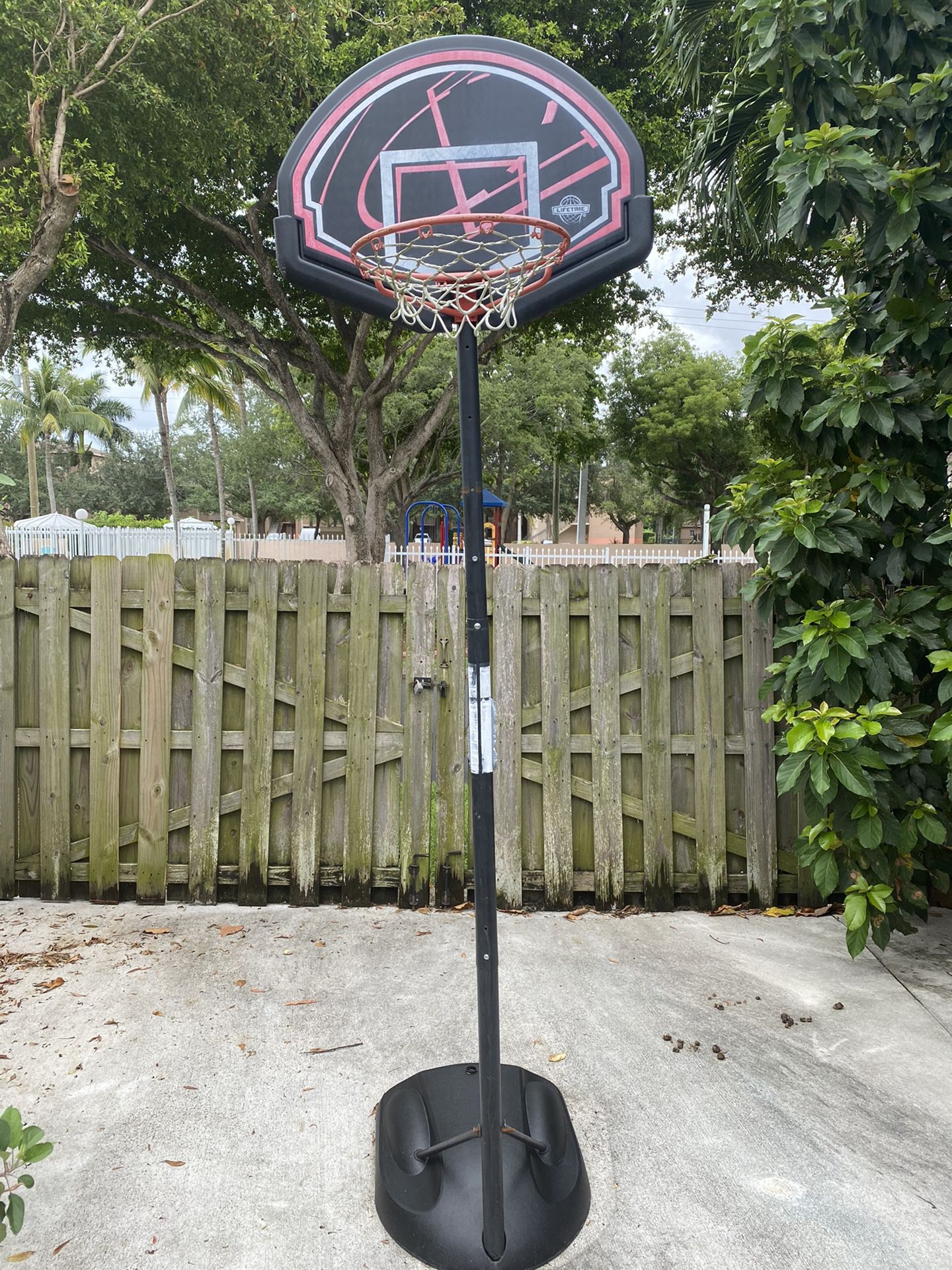 Basketball hoop, extends to 10’