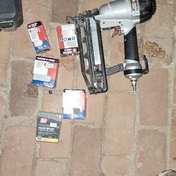 PORTER CABLE BRAD NAIL GUN W BRAD NAILS