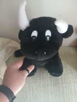vintage black bull plush toy (toro de peluche),