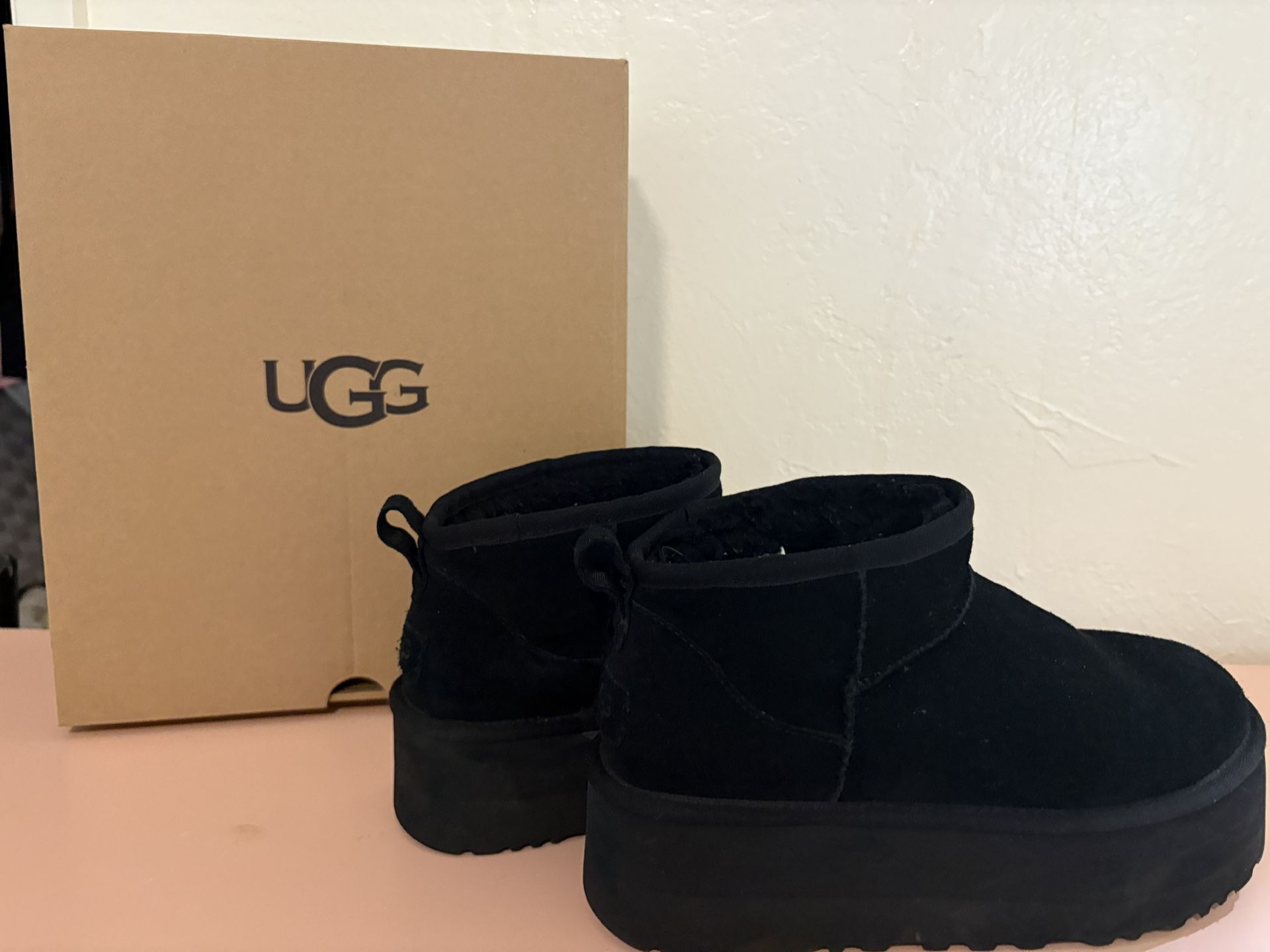 Black Platform Uggs Size 8 (mini) 