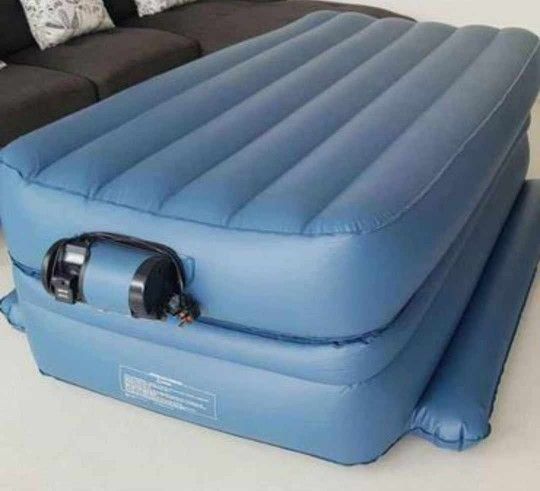 LIKE NEW CLEAN Aero raised Aerobed with pump twin size air mattress 74" L x 39" W PRICE IS FIRM