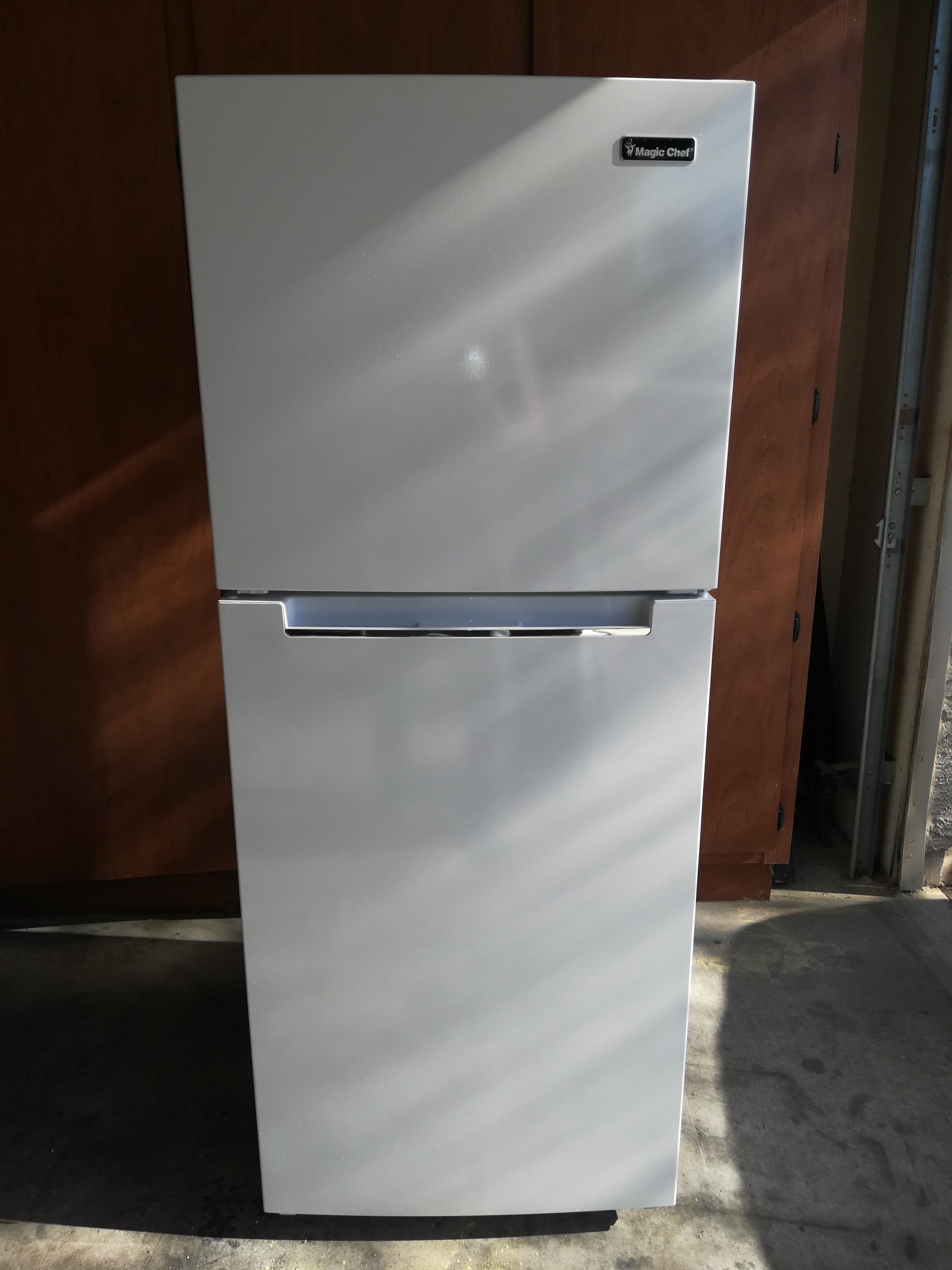 ~BRAND NEW~ Beer Fridge Magic Chef 10 Cu. Ft. Refrigerator, Plugged in and Ice Cold!