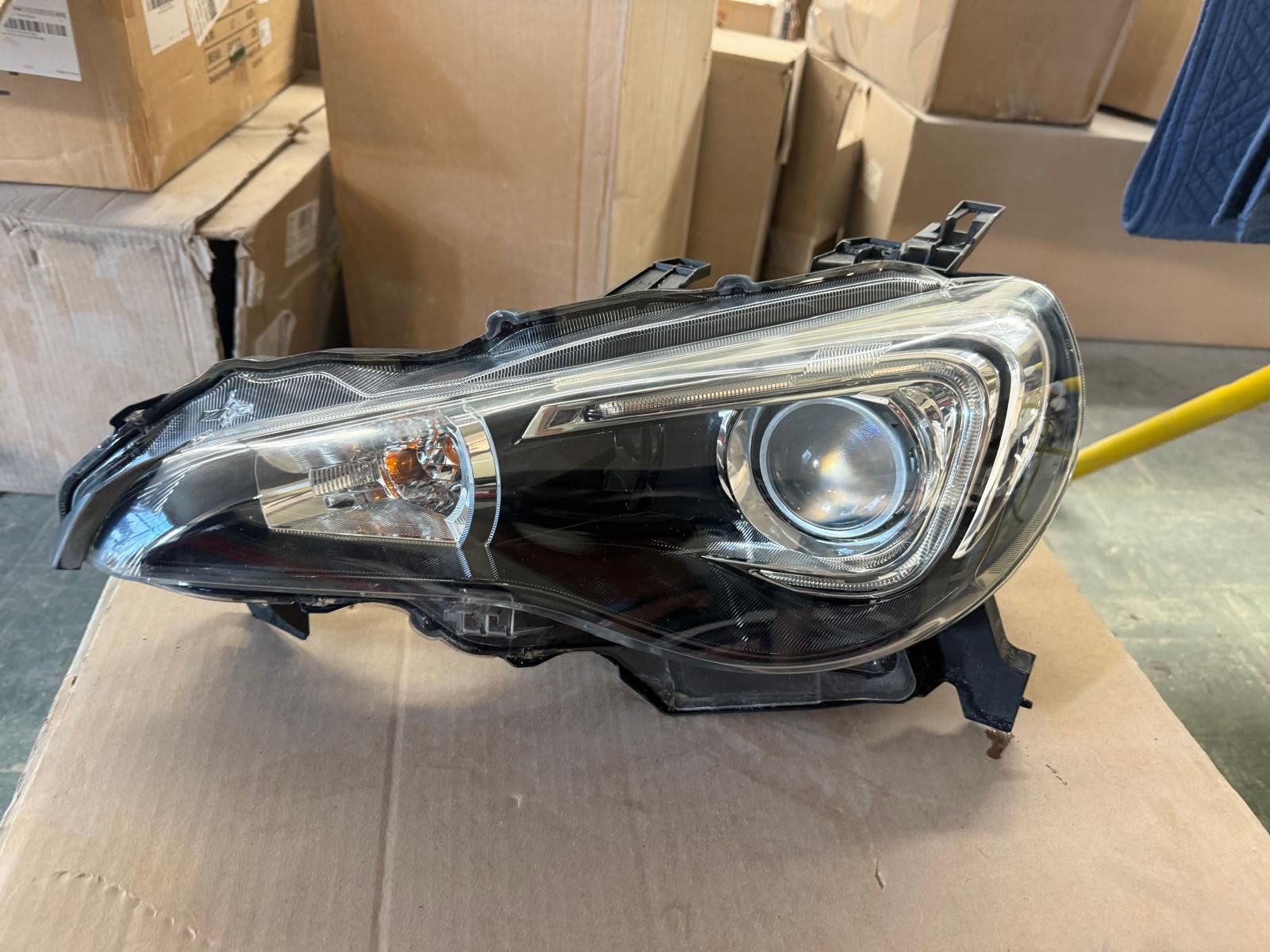 OEM Toyota / Lexus HID Headlight Assembly w/ Ballast (KDLT003, 39000-60082 KOITO)