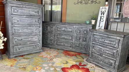 Gorgeous Isabella collection furniture set