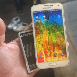 T-Mobile Samsung S5 Cracked Works Great 