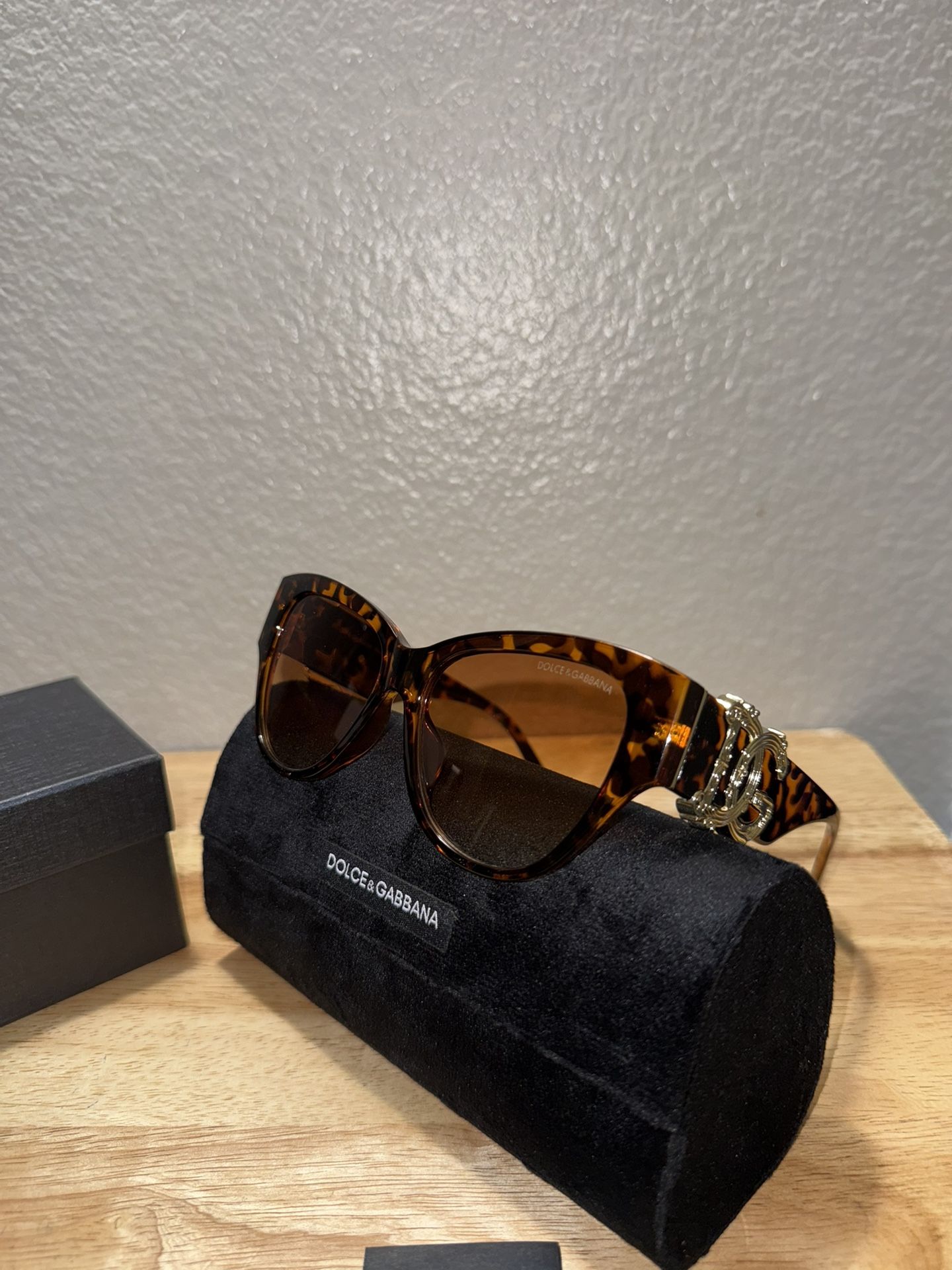 Sunglasses/Luxury Eyewear