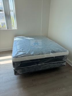 Queen mattress pillow top set with box spring (2pc - new)