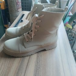 Women's size 9 boots (Brand New). 