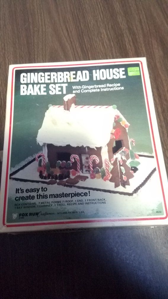 Gingerbread house bake set