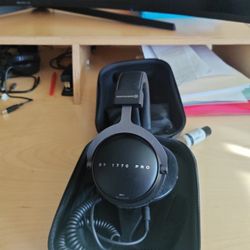 Beyerdynamic DT 1770 PRO Studio Reference Closed-Back Headphones (250 Ω)