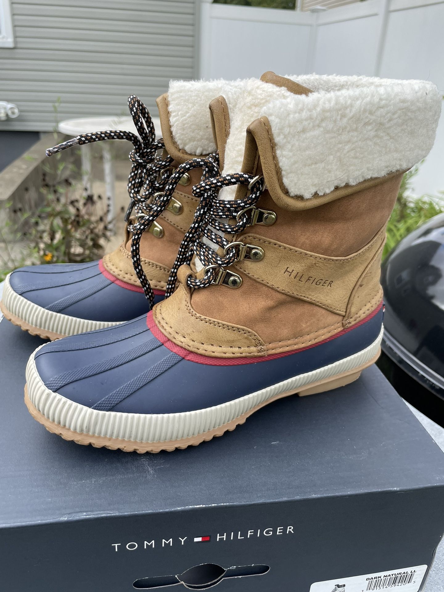 Tommy Hilfiger Rustee rain weather duck boots tan/multicolor snow shoes 6 womens