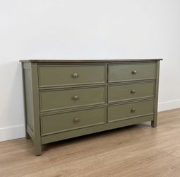 ✨ Beautiful Sage Green Solid Wood Dresser ✨
